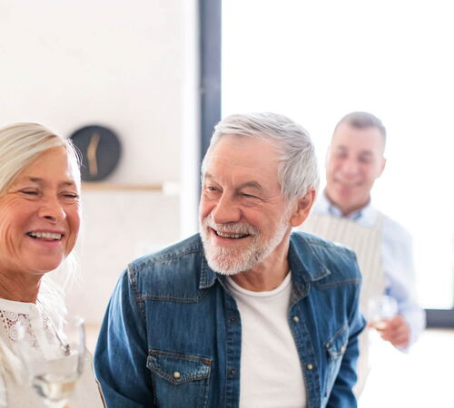 Senioren und Seniorinnen beim kochen