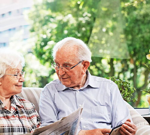 Seniorin und Senior auf dem Sofa