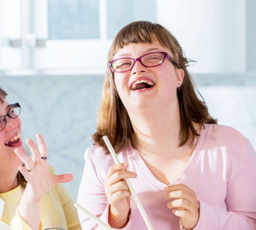 Mutter mit 2 Töchtern beim Backen