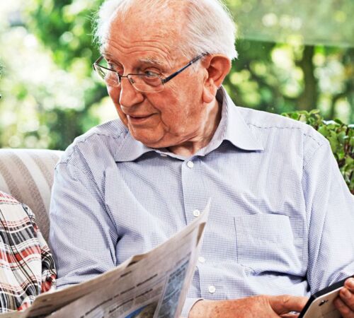 Seniorin und Senior auf dem Sofa