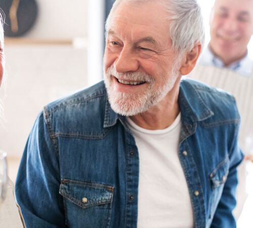 Senioren und Seniorinnen beim kochen