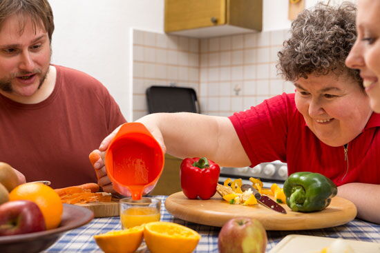 Wohngruppe bei Essen in der Küche